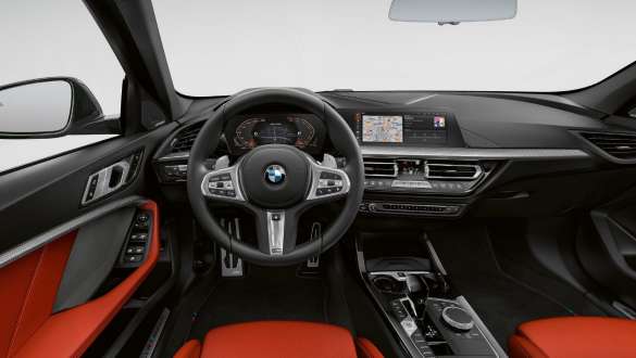 Frisos interiores retroiluminados no padrão Boston. Interior do BMW M135i xDrive com frisos interiores retroiluminados no padrão Boston.