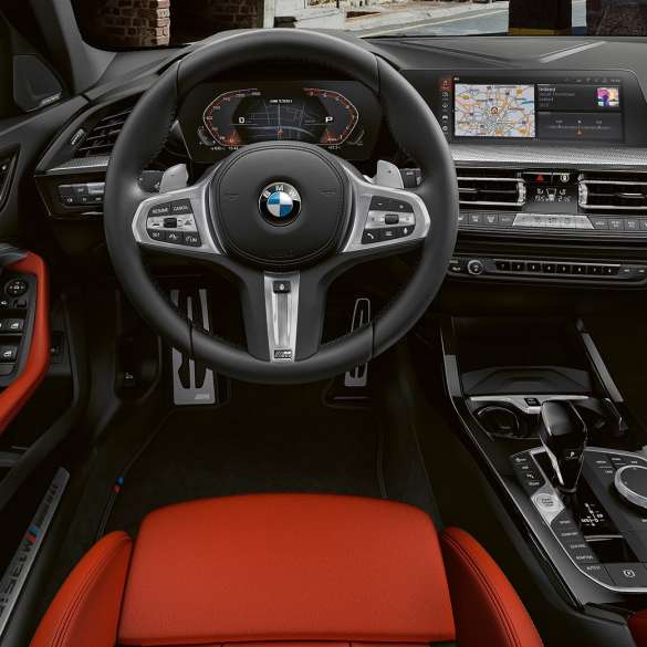 BMW M135i xDrive, interior. Interior do BMW M135i xDrive com volante M em pele e bancos desportivos M.