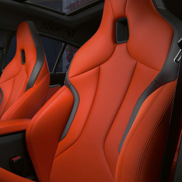 Bancos desportivos M com encostos de cabeça integrados. Bancos desportivos M com encostos de cabeça integrados no interior do BMW M135i xDrive.