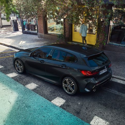BMW M135i xDrive a estacionar. BMW M135i xDrive na pintura preto Sapphire metalizada, a estacionar, perspetiva de topo lateral.