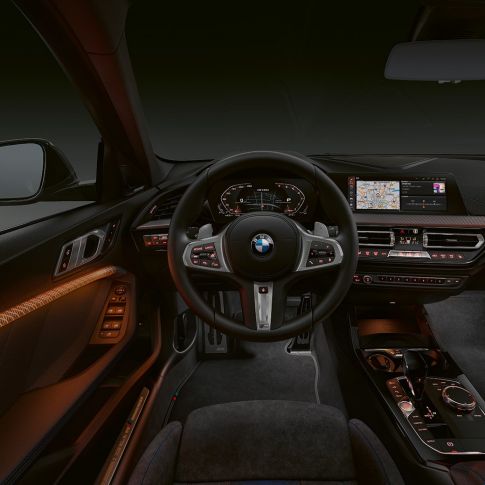 BMW M135i xDrive, posto de condução. Interior de topo do BMW M135i xDrive com frisos interiores retroiluminados.