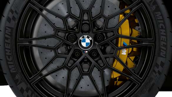 Travões M em carbono e cerâmica, BMW M3 Competition Berlina, G80, 2020 BMW M3 Competition Berlina, G80, 2020, grande plano dos travões M em carbono e cerâmica