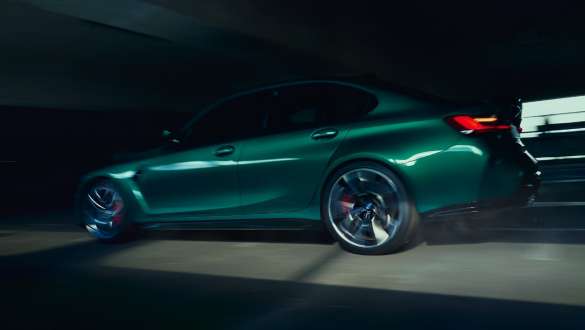 Suspensão específica M, BMW M3 Berlina, G80, 2020 BMW M3 Berlina, G80, 2020, pintura verde Isle of Man, suspensão específica M, perspetiva lateral