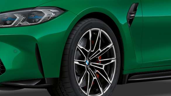 Cavas das rodas dianteiras, BMW M3 Berlina, G80, 2020 BMW M3 Berlina, G80, 2020, pintura verde Isle of Man, grande plano das cavas das rodas dianteiras