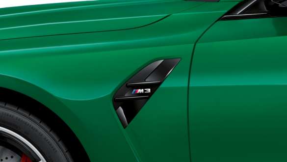 Grelhas laterais M, BMW M3 Berlina, G80, 2020 BMW M3 Berlina, G80, 2020, pintura verde Isle of Man, grande plano das grelhas laterais M