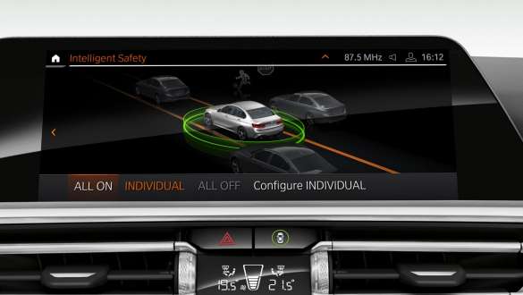 Aviso de cruzamento com ativação automática dos travões BMW M340i xDrive Touring, BMW M340d xDrive Touring, aviso de cruzamento com ativação automática dos travões