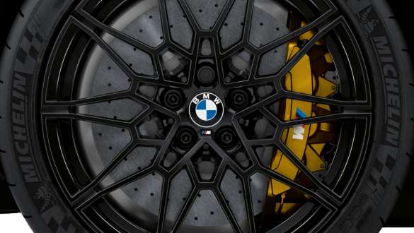 Travões M em carbono e cerâmica, BMW M4 Competition Coupé, G82, 2020 BMW M4 Competition Coupé, G82, 2020, grande plano dos travões M em carbono e cerâmica