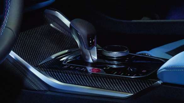 Transmissão de 8 velocidades M Steptronic, BMW M4 Competition Coupé, G82, 2020 BMW M4 Competition Coupé, G82, 2020, transmissão de 8 velocidades M Steptronic, grande plano da consola central no interior