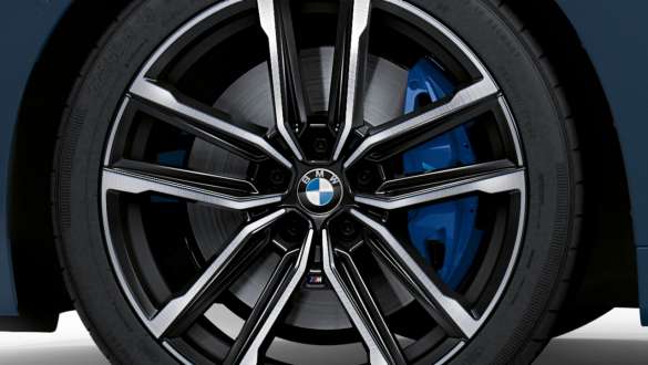 Travões desportivos M do BMW M440i xDrive Coupé, G22, 2020 BMW M440i xDrive Coupé, G22, G82, 2020, travões desportivos M, detalhe das jantes da liga leve