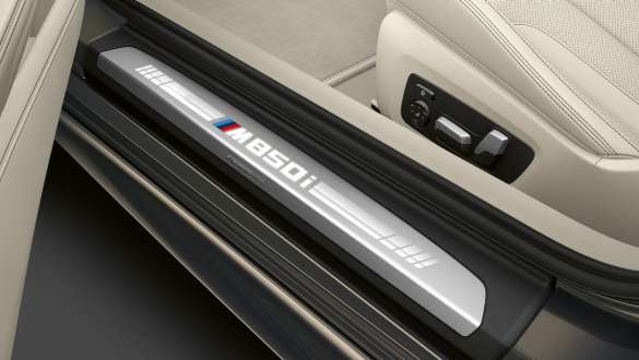 Soleira da porta com designação M850i. Soleira da porta do BMW M850i xDrive Cabrio com designação M850i.