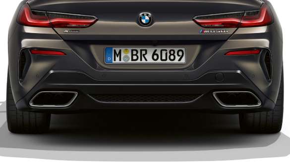 Ponteiras de escape à esquerda e à direita. BMW M850i xDrive Cabrio com ponteiras de escape à esquerda e à direita.