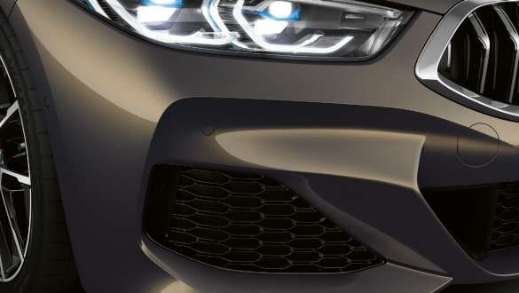 Entradas de ar do pack aerodinâmico M. BMW M850i xDrive Cabrio em cinza Dravit metalizada com pack aerodinâmico M, entradas de ar.