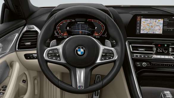 Volante M em pele. Posto de condução do BMW M850i xDrive Cabrio com volante M em pele.