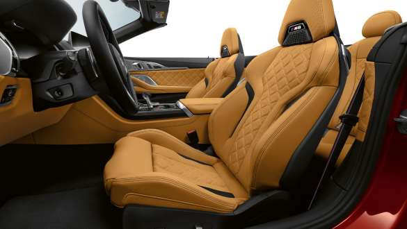 Combinação pele Integral Merino com grão fino/Alcantara. BMW M8 Competition Cabrio com estofos na combinação pele integral Merino com grão fino/Alcantara.