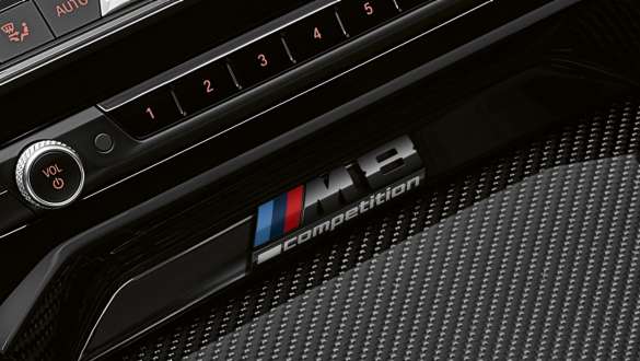Logótipo M8 Competition. BMW M8 Competition Cabrio, consola central com logótipo M8 Competition.