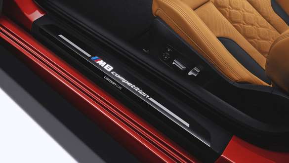 Soleira da porta com logótipo M8 Competition. Soleira da porta do BMW M8 Competition Cabrio com logótipo M8 Competition.