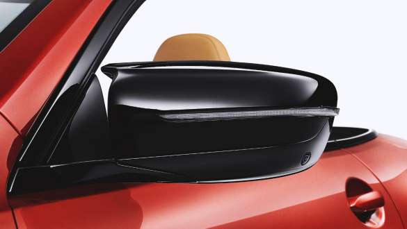 Capas dos espelhos retrovisores exteriores em preto. BMW M8 Competition Cabrio com capas dos espelhos retrovisores exteriores em preto.