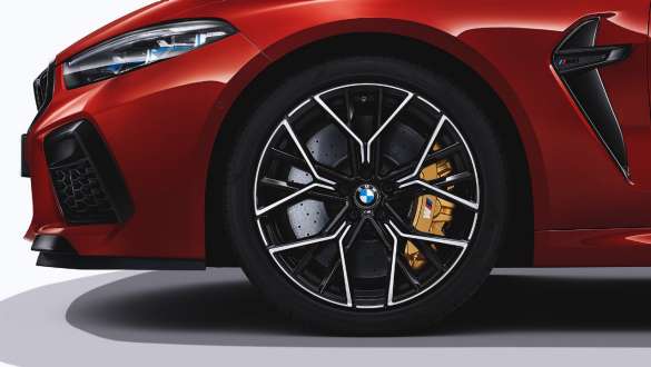Jantes de liga leve BMW 811 M de 20" de duas tonalidades. BMW M8 Competition Cabrio com jantes de liga leve BMW 811 M de 20'' de duas tonalidades.