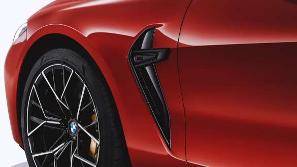 Grelha lateral específica M em preto. BMW M8 Competition Cabrio com grelha lateral específica M em preto.