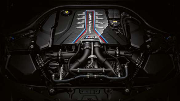 Motor M TwinPower Turbo de 8 cilindros a gasolina de elevado desempenho. BMW M8 Competition Cabrio, motor M TwinPower Turbo de 8 cilindros a gasolina de elevado desempenho.