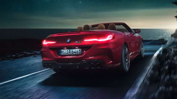 BMW M8 Competition Gran Coupé, perspetiva lateral a três quartos, ângulo baixo BMW M8 Competition Gran Coupé com M xDrive, F93, 2020, pintura Ametrine BMW Individual metalizada, perspetiva lateral a três quartos, ângulo baixo