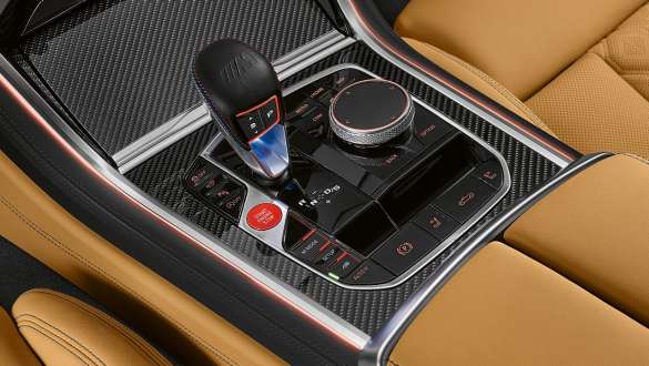 Transmissão de 8 velocidades M Steptronic. BMW M8 Competition Cabrio com transmissão de 8 velocidades M Steptronic.