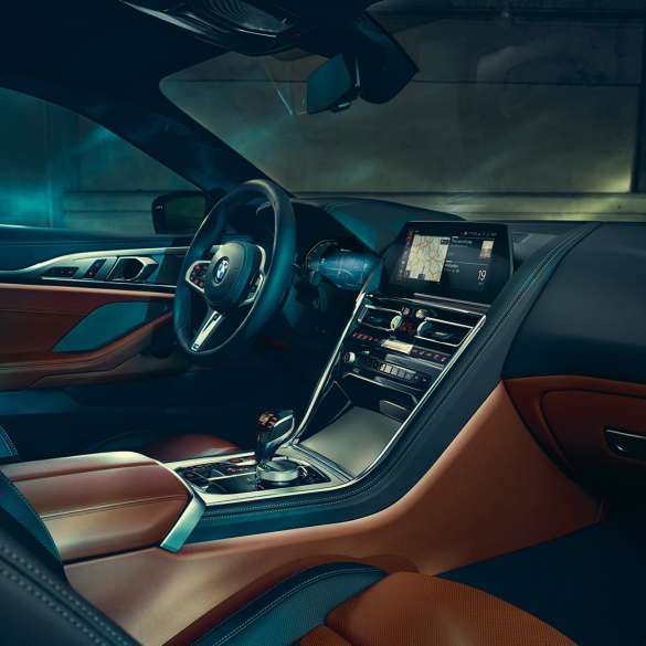 BMW M850i xDrive Coupé, posto de condução. BMW M850i xDrive Coupé, posto de condução com BMW Live Cockpit Professional e volante M em pele.