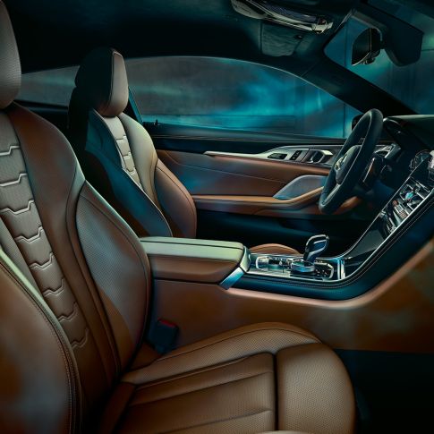 BMW M850i xDrive Coupé, interior. BMW M850i xDrive Coupé, interior com bancos multifuncionais em pele Merino BMW Individual e pormenores adicionais em Tartufo/preto.