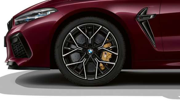 Sistema configurável de travagem M, BMW M8 Competition Gran Coupé Sistema configurável de travagem M, BMW M8 Competition Gran Coupé, F93, 2020, pintura Ametrine BMW Individual metalizada, perspetiva lateral