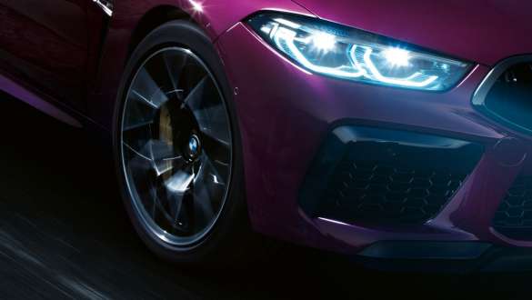 BMW M8 Competition Gran Coupé com suspensão adaptativa M BMW M8 Competition Gran Coupé com suspensão adaptativa M, F93, 2020, pintura Ametrine BMW Individual metalizada, grande plano da dianteira