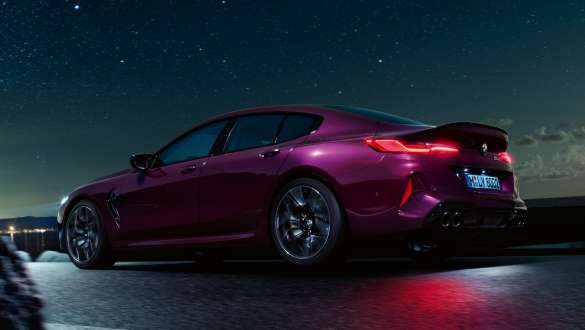BMW M8 Competition Gran Coupé, perspetiva lateral a três quartos, ângulo baixo BMW M8 Competition Gran Coupé com M xDrive, F93, 2020, pintura Ametrine BMW Individual metalizada, perspetiva lateral a três quartos, ângulo baixo