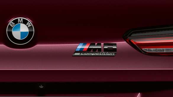 Designação "M8 Competition", BMW M8 Competition Gran Coupé Designação "M8 Competition", BMW M8 Competition Gran Coupé, F93, 2020, pintura Ametrine BMW Individual metalizada, grande plano da traseira