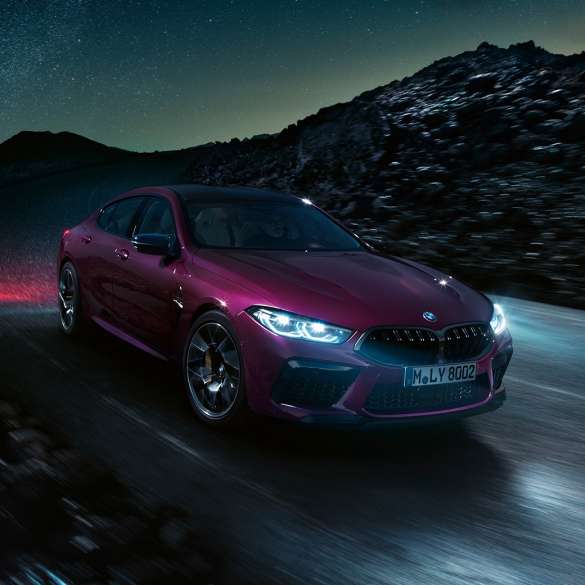 BMW M8 Competition Gran Coupé, perspetiva frontal a três quartos BMW M8 Competition Gran Coupé, F93, 2020, pintura Ametrine BMW Individual metalizada, perspetiva frontal a três quartos
