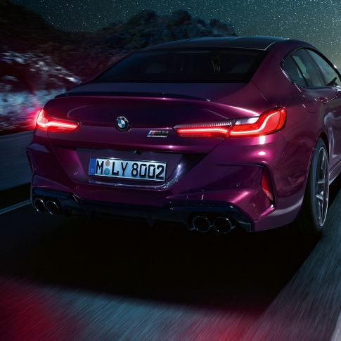 BMW M8 Competition Gran Coupé, grande plano da traseira BMW M8 Competition Gran Coupé, F93, 2020, pintura Ametrine BMW Individual metalizada, grande plano da traseira