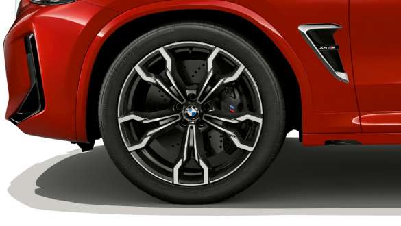 Jantes de liga leve BMW 764 M de raios duplos de 20", BMW X4 M, F98, LCI, atualização, 2021 BMW X4 M, F98, LCI, atualização, 2021, cor exterior vermelho Toronto metalizada, jantes de liga leve BMW 764 M de raios em duplos de 20”, grande plano