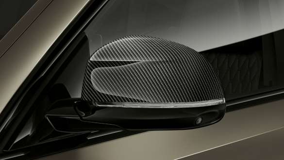 BMW X6 M50i M, capas dos espelhos retrovisores exteriores M em carbono. BMW X6 M50i M50d, G06, SUV, grande plano das capas dos espelhos retrovisores exteriores M em carbono.
