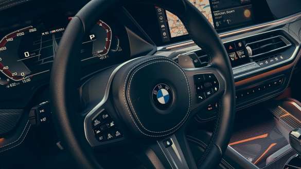 BMW X6 M50i com transmissão desportiva Steptronic. BMW X6 M50i com transmissão desportiva Steptronic.