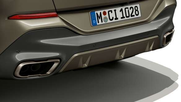 BMW X6 M50i, traseira com sistema de escape desportivo M BMW X6 M50i, traseira com destaque do sistema de escape desportivo M