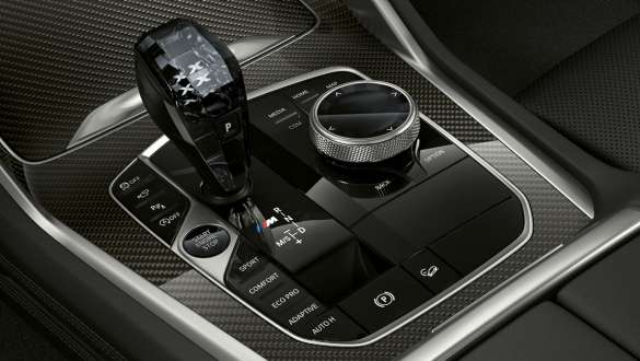 BMW X6 M50i, alavanca seletora com logótipo M, G06 Grande plano do interior do BMW X6 M50i, alavanca seletora com logótipo M, G06