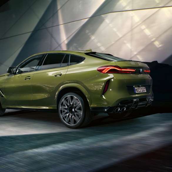 BMW X6 M Competition com M xDrive BMW X6 M Competition com M xDrive, F96, 2020, pintura exclusiva verde Urban BMW Individual, SUV, perspetiva traseira a três quartos