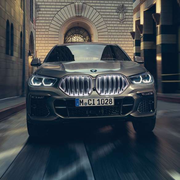 BMW X6 M50d com motor M TwinPower Turbo de 6 cilindros a diesel BMW X6 M50d com motor M TwinPower Turbo de 6 cilindros a diesel, G06, pintura Manhattan metalizada, perspetiva frontal
