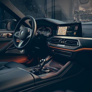 BMW X6 M50i, posto de condução BMW X6 M50i, posto de condução orientado para o condutor