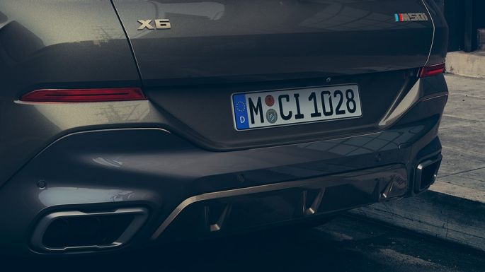 BMW X6 M50i, perspetiva traseira Grande plano da traseira do BMW X6 M50i
