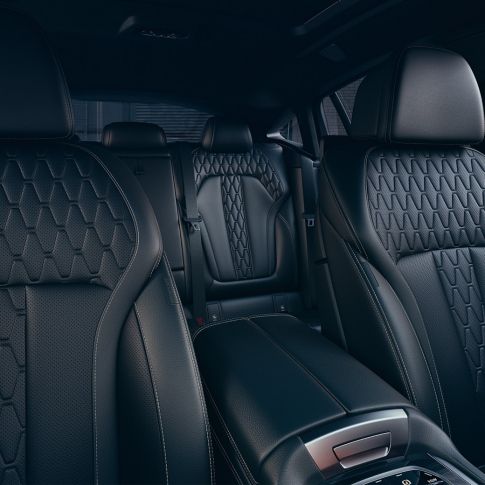 Bancos desportivos do BMW X6 M50i e do BMW X6 M50d Interior com destaque para os bancos desportivos do BMW X6 M50i e do BMW X6 M50d