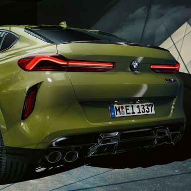 BMW X6 M Competition, perspetiva traseira a três quartos BMW X6 M Competition com sistema de escape desportivo M, F96, pintura exclusiva verde Urban BMW Individual, perspetiva traseira a três quartos