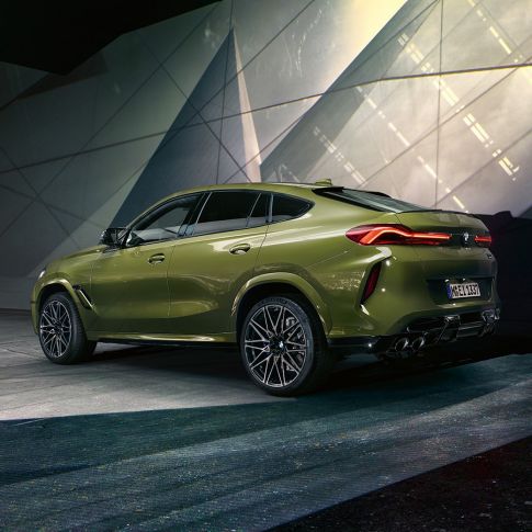 BMW X6 M Competition, perspetiva traseira a três quartos BMW X6 M Competition com sistema de escape desportivo M, F96 pintura exclusiva verde Urban BMW Individual, SUV, perspetiva traseira a três quartos
