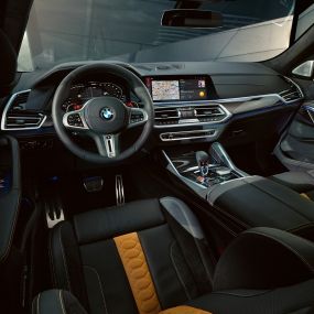 Posto de condução do BMW X6 M Competition Posto de condução do BMW X6 M Competition, F96, interior