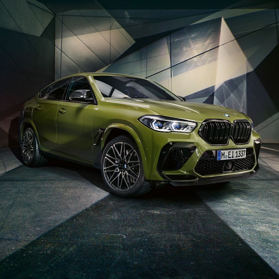 Grelha dupla M em forma de rim do BMW X6 M Competition Grelha dupla M em forma de rim do BMW X6 M Competition, F96, pintura exclusiva verde Urban BMW Individual, SUV, perspetiva frontal a três quartos