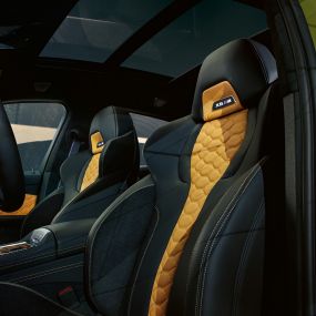 Bancos M multifuncionais do BMW X6 M Competition Bancos M multifuncionais com logótipo "X6 M" iluminado do BMW X6 M Competition, F96, interior