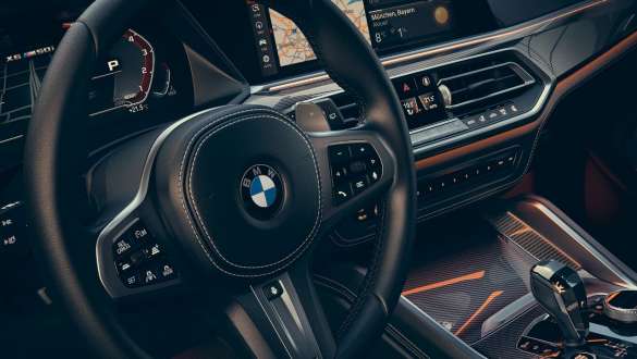 BMW X6 M50i, transmissão desportiva Steptronic, G06 BMW X6 M50i, G06, 2018, SUV, transmissão desportiva Steptronic, posto de condução, volante M em pele